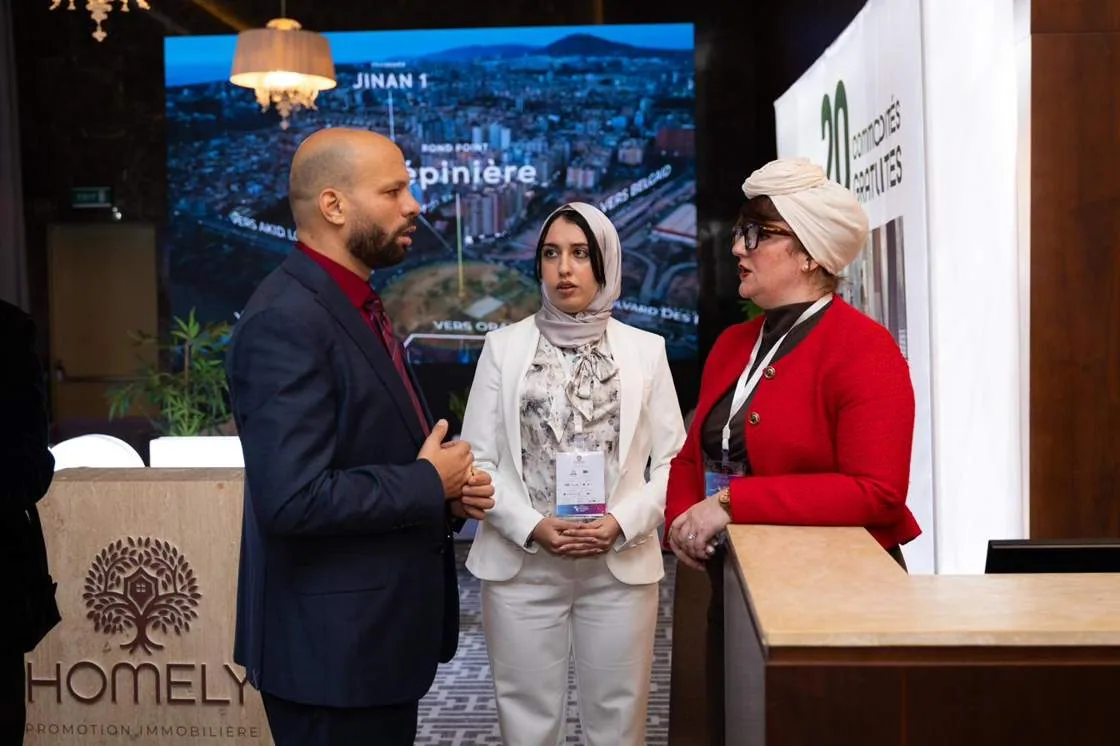 A conversation at the Homely stand in front of the Jinan 1 project